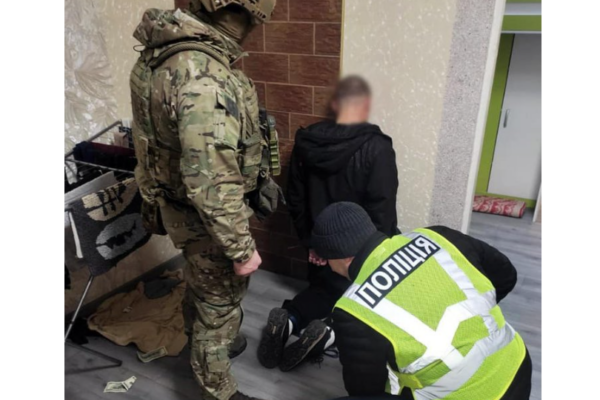 На Житомирщині зловмисники вдерлись до помешкання пораненого військового та з ножем вимагали у нього гроші na zhitomirshhini zlovmisniki vderlis do pomeshkannya poranenogo vijskovogo ta z nozhem vimagali u nogo groshi 675b8a7a6bef2 На Житомирщині зловмисники вдерлись до помешкання пораненого військового та з ножем вимагали у нього гроші