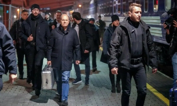 olaf sholc pribuv do kiyeva z valizoyu foto ta video 674d63dd26864 Олаф Шольц прибув до Києва з валізою, фото та відео