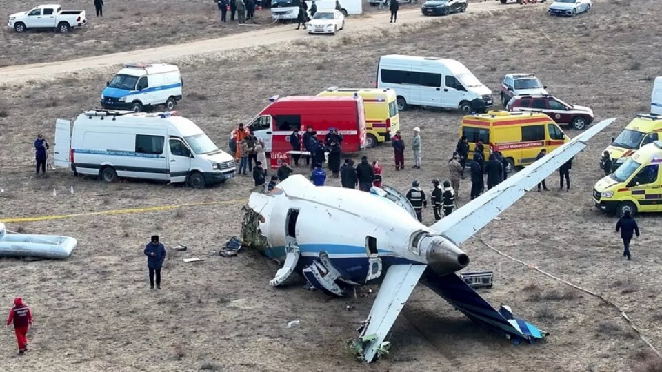 prichinoyu aviatroshhi lajnera azerbaijan airlines stala rosijska raketa zmi 676dfd6909611 Причиною авіатрощі лайнера Azerbaijan Airlines стала російська ракета — ЗМІ