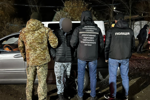 Прикордонники затримали перевізника, який доставляв «туристів» до кордону з Молдовою за 6 тисяч доларів prikordonniki zatrimali pereviznika yakij dostavlyav turistiv do kordonu z moldovoyu za 6 tisyach dolariv 6764c2922c357 Прикордонники затримали перевізника, який доставляв «туристів» до кордону з Молдовою за 6 тисяч доларів