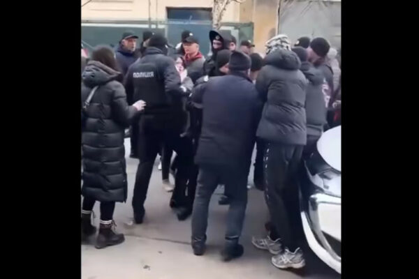 shhob mobilizuvati odnogo cholovika u lvovi vid197xalo visim ekipazhiv policid197 video 676e04add96f1 Щоб мобілізувати одного чоловіка у Львові, виїхало вісім екіпажів поліції – відео