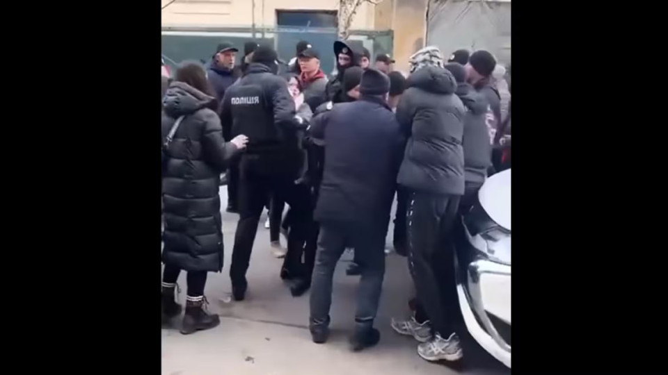 shhob mobilizuvati odnogo cholovika u lvovi vid197xalo visim ekipazhiv policid197 video 676e04add96f1 Щоб мобілізувати одного чоловіка у Львові, виїхало вісім екіпажів поліції – відео