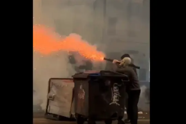 specnaz rozganyaye mitingariv mitinguvalniki zastosuvali novu zbroyu u tbilisi trivayut protesti video 675006d6a9de5 Спецназ розганяє мітингарів, мітингувальники застосували нову зброю — у Тбілісі тривають протести, відео