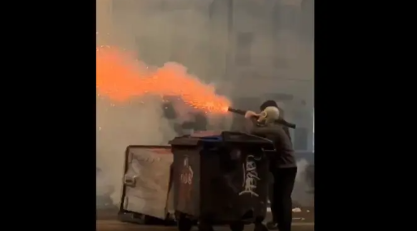 specnaz rozganyaye mitingariv mitinguvalniki zastosuvali novu zbroyu u tbilisi trivayut protesti video 675006d6a9de5 Спецназ розганяє мітингарів, мітингувальники застосували нову зброю — у Тбілісі тривають протести, відео