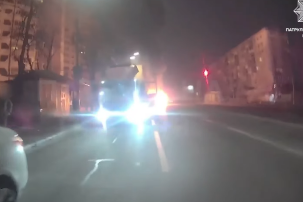 u darnickomu rajoni kiyeva vnaslidok dtp spalaxnuli avtomobili video 6764be6262210 У Дарницькому районі Києва внаслідок ДТП спалахнули автомобілі, відео