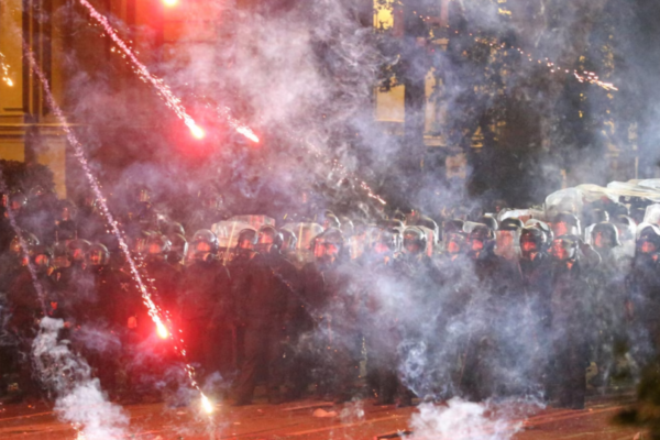 u gruzid197 ponovilisya protesti demonstranti zastosuvali kulemeti z feyerverkiv proti vodometiv video 674c129f926f0 У Грузії поновилися протести – демонстранти застосували кулемети з феєрверків проти водометів, відео
