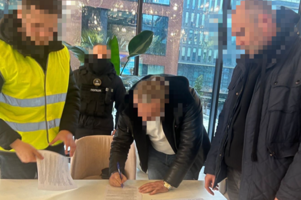 u kiyevi pidozryuyut likarya ta sluzhbovcya tck yaki spriyali uxilennyu vid mobilizacid197 za 6 12 tisyach dolariv 674eb98834e9e У Києві підозрюють лікаря та службовця ТЦК, які сприяли ухиленню від мобілізації за 6-12 тисяч доларів