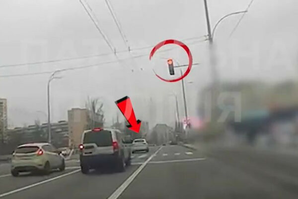 u kiyevi pokarali vodiya honda yakij prod197xav na chervonij signal svitlofora video 675b83dc6f446 У Києві покарали водія Honda, який проїхав на червоний сигнал світлофора — відео