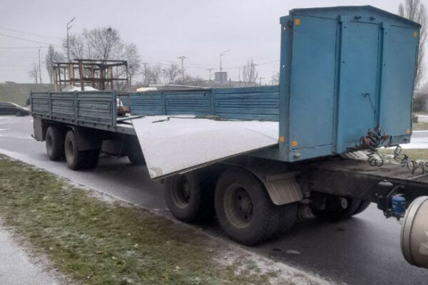 u kiyevi pokarali vodiya vantazhivki yakij dopustiv padinnya vantazhu na prod197zhdzhu chastinu foto 675248fba871a У Києві покарали водія вантажівки, який допустив падіння вантажу на проїжджу частину — фото