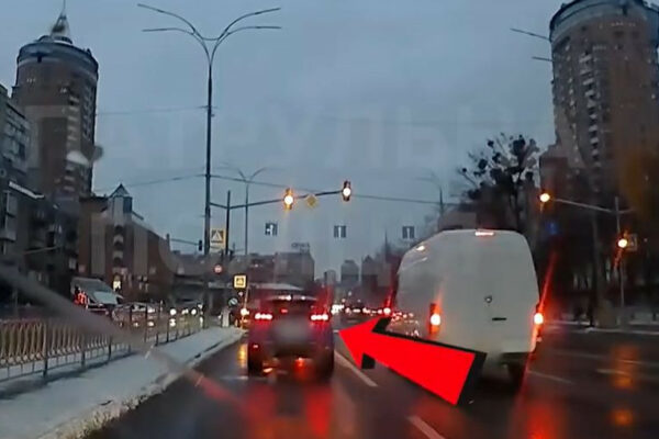 u kiyevi pokarali vodiya yakij na ochax u policid197 prod197xav na chervonij signal svitlofora video 674c13f34dbeb У Києві покарали водія, який на очах у поліції проїхав на червоний сигнал світлофора, відео