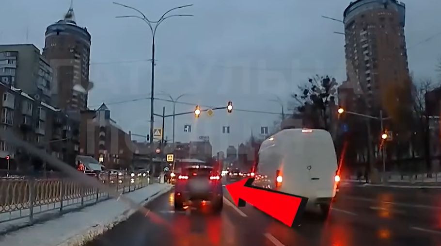 u kiyevi pokarali vodiya yakij na ochax u policid197 prod197xav na chervonij signal svitlofora video 674c13f34dbeb У Києві покарали водія, який на очах у поліції проїхав на червоний сигнал світлофора, відео