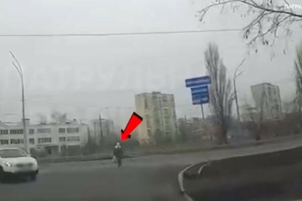 u kiyevi pokarali zhinku yaka perejshla dorogu u nevstanovlenomu misci video 675007a8b7cb5 У Києві покарали жінку, яка перейшла дорогу у невстановленому місці — відео