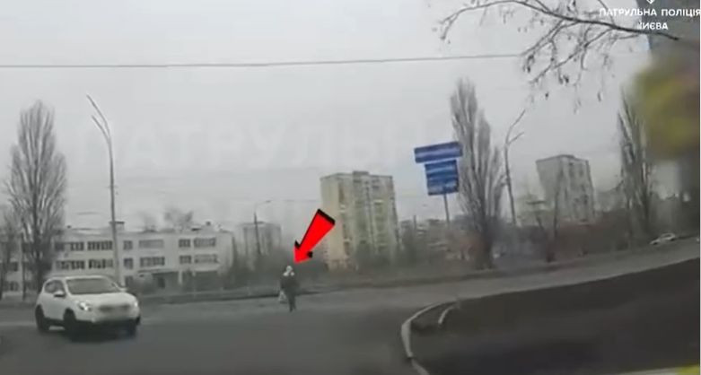 u kiyevi pokarali zhinku yaka perejshla dorogu u nevstanovlenomu misci video 675007a8b7cb5 У Києві покарали жінку, яка перейшла дорогу у невстановленому місці — відео