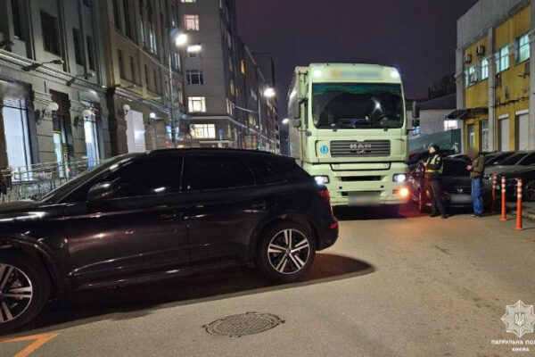 u kiyevi prityagnuli do vidpovidalnosti vodijku yaka peregorodila rux dlya inshix avto foto 6750076ca92a7 У Києві притягнули до відповідальності водійку, яка перегородила рух для інших авто — фото