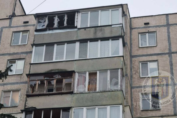 u kiyevi ulamki bezpilotnika poshkodili zhitlovij budinok ta avtivki v golosid197vskomu rajoni 674c1682e170c У Києві уламки безпілотника пошкодили житловий будинок та автівки в Голосіївському районі