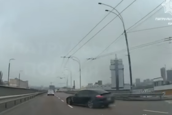 u kiyevi vodij avto porsche yakij sprichiniv avarijnu obstanovku zaplatit shtraf video 674eb845bd815 У Києві водій авто Porsche, який спричинив аварійну обстановку, заплатить штраф, відео