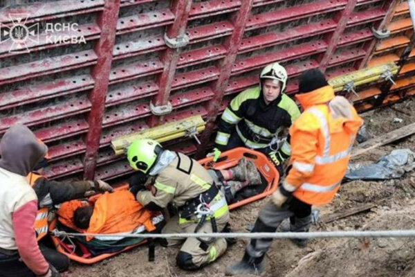 У Києві врятували чоловіка, який впав у 4-метровий котлован на будівництві u kiyevi vryatuvali cholovika yakij vpav u 4 metrovij kotlovan na budivnictvi 674eb5b1dac31 У Києві врятували чоловіка, який впав у 4-метровий котлован на будівництві