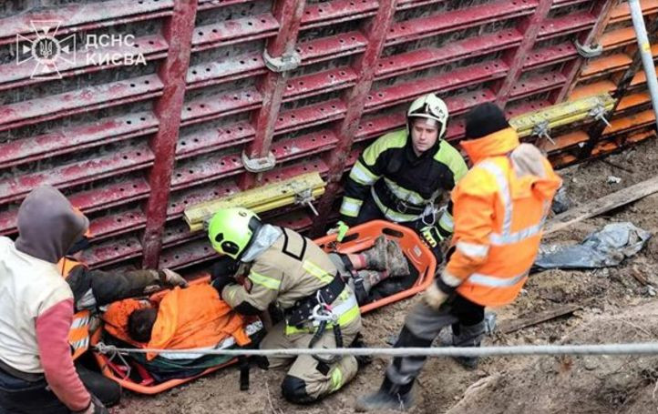 u kiyevi vryatuvali cholovika yakij vpav u 4 metrovij kotlovan na budivnictvi 674eb5b1dac31 У Києві врятували чоловіка, який впав у 4-метровий котлован на будівництві