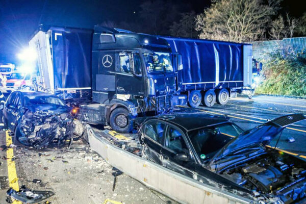 u nimechchini vantazhivka sprichinila seriyu dtp ponad 20 postrazhdalix 674d64c7f320e У Німеччині вантажівка спричинила серію ДТП – понад 20 постраждалих