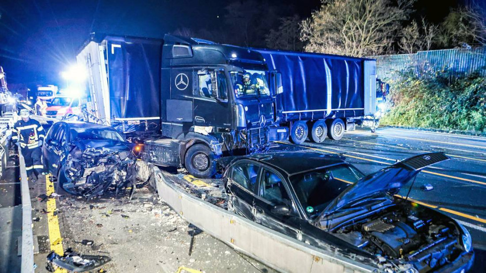 u nimechchini vantazhivka sprichinila seriyu dtp ponad 20 У Німеччині вантажівка спричинила серію ДТП – понад 20 постраждалих