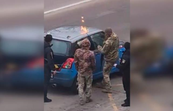 u vishgorodi lyudi v formi zaduli gazom v salon avto shhob vikuriti vodiya policejskix yaki potrapili u skandal vidstoronili 6764bf9aba290 У Вишгороді люди в формі задули газом в салон авто, щоб «викурити» водія — поліцейських, які потрапили у скандал, відсторонили