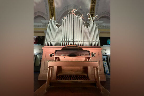 ulamki smerti stali muzikoyu na lvivskomu vokzali vstanovili nezvichnij organ 6764be1359806 Уламки смерті стали музикою – на львівському вокзалі встановили незвичний орган