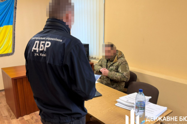ДБР підозрює командира з Черкащини у незаконному нарахуванні бойових доплат військовим dbr pidozryuye komandira z cherkashhini u nezakonnomu naraxuvanni bojovix doplat vijskovim 6789b0cc356c0 ДБР підозрює командира з Черкащини у незаконному нарахуванні бойових доплат військовим