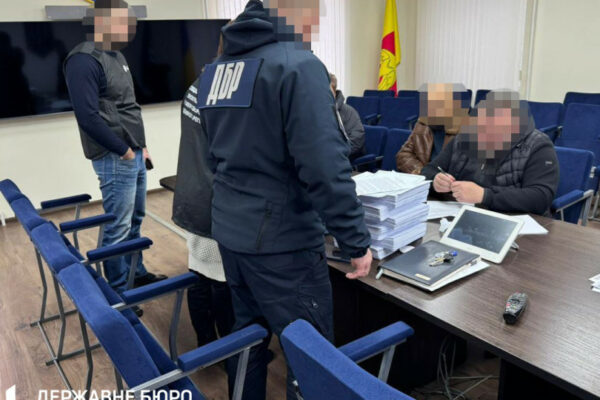 na kirovogradshhini deputata miskradi pidozryuyut u zakupivli neyakisnogo odyagu dlya vijskovix 679c254f80e72 На Кіровоградщині депутата міськради підозрюють у закупівлі неякісного одягу для військових