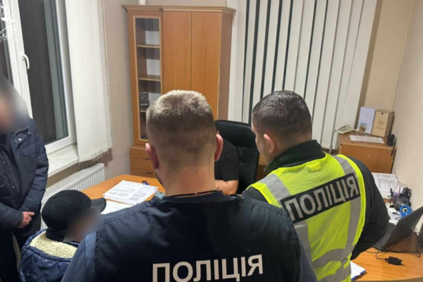 na prikarpatti cholovik proponuvav 500 dolariv policejskomu za nezakonne perevezennya derevini 67807821d85e7 На Прикарпатті чоловік пропонував 500 доларів поліцейському за незаконне перевезення деревини