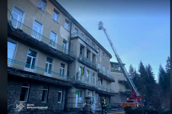 na prikarpatti spalaxnuv sanatorij z budivli evakuyuvali ponad 100 lyudej foto 677737ab75eb8 На Прикарпатті спалахнув санаторій — з будівлі евакуювали понад 100 людей, фото