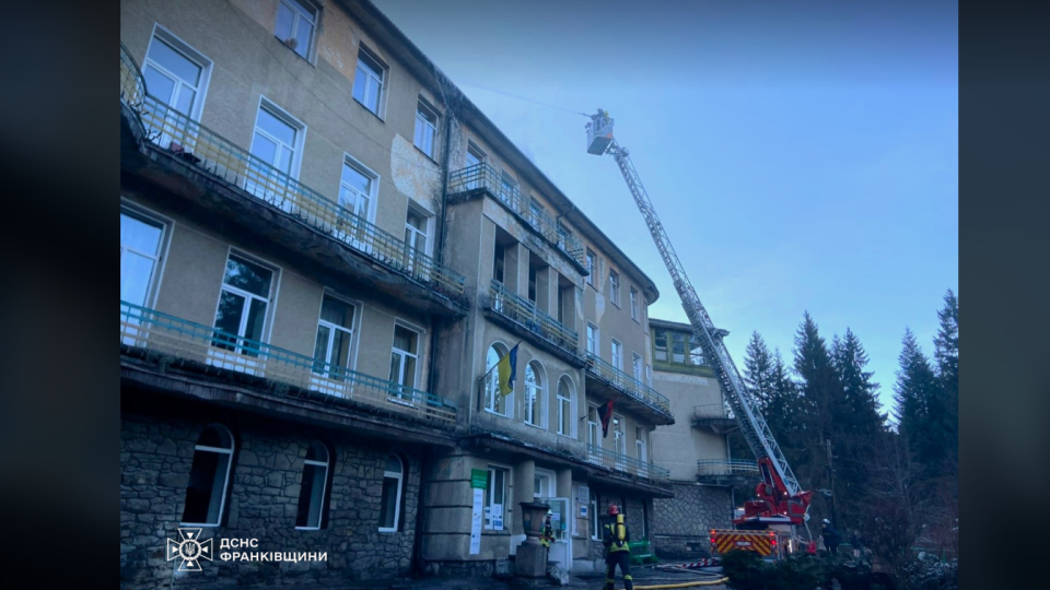 na prikarpatti spalaxnuv sanatorij z budivli evakuyuvali ponad 100 lyudej foto 677737ab75eb8 На Прикарпатті спалахнув санаторій — з будівлі евакуювали понад 100 людей, фото