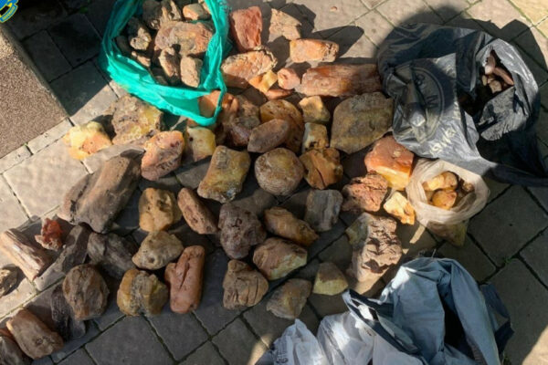 na rivnenshhini u cholovika viluchili ponad 140 kg burshtinu na 15 mln griven foto 6792e9320b768 На Рівненщині у чоловіка вилучили понад 140 кг бурштину на 1,5 млн гривень, фото
