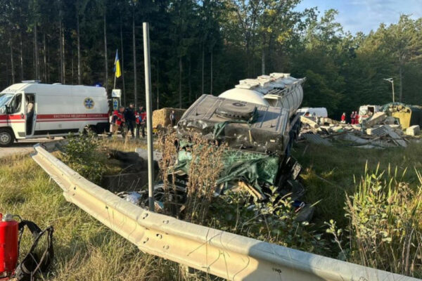 na rivnenshhini vodij vantazhivki sprichiniv smertelnu dtp na blokposti 679c27cfa750f На Рівненщині водій вантажівки спричинив смертельну ДТП на блокпості