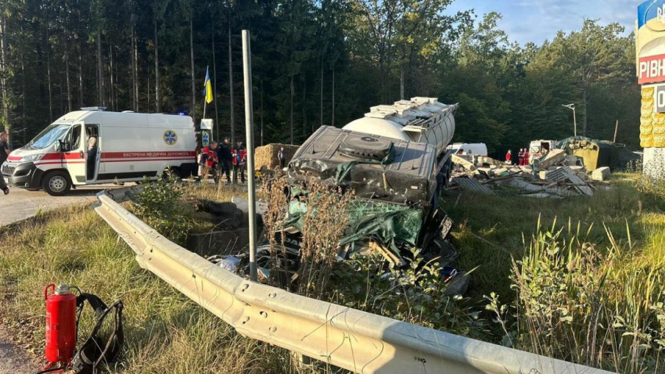 na rivnenshhini vodij vantazhivki sprichiniv smertelnu dtp na blokposti 679c27cfa750f На Рівненщині водій вантажівки спричинив смертельну ДТП на блокпості