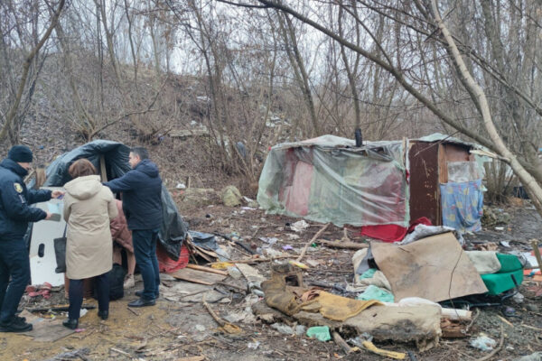 na ternopilshhini v posadci zhila v xalabudi rodina z pyatma ditmi 6792e3e1c8618 На Тернопільщині в посадці жила в халабуді родина з п’ятьма дітьми