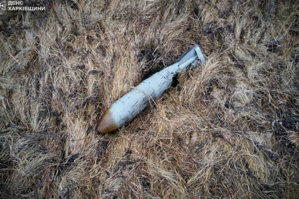 na xarkivshhini lyudi znajshli u poli mizh naselenimi punktami aviacijnu bombu 679c1c5d7cf40 На Харківщині люди знайшли у полі між населеними пунктами авіаційну бомбу