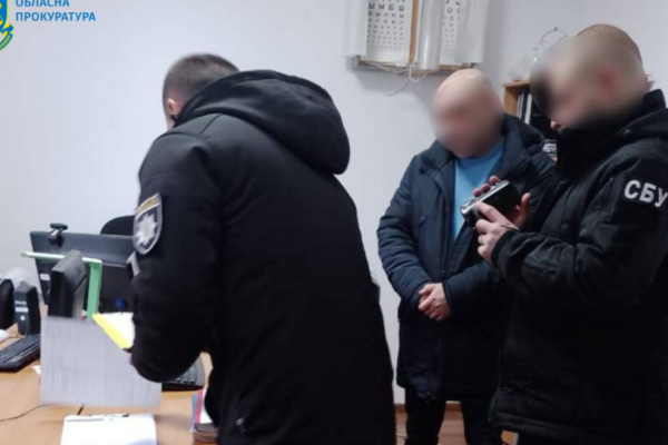 na zakarpatti vikrili oftalmologiv yaki za 6 tisyach dolariv spriyali v uxilenni vid mobilizacid197 6780782968c3e На Закарпатті викрили офтальмологів, які за 6 тисяч доларів сприяли в ухиленні від мобілізації