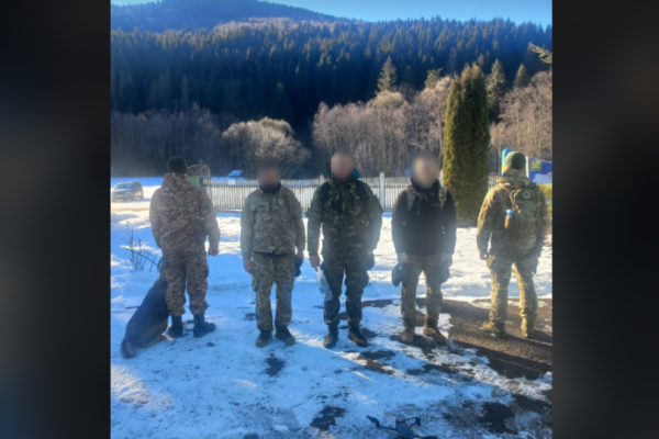 На Закарпатті затримали чоловіків, одягнутих у військову форму, які прямували в Румунію — видео na zakarpatti zatrimali cholovikiv odyagnutix u vijskovu formu yaki pryamuvali v rumuniyu video 6792ec4105cc9 На Закарпатті затримали чоловіків, одягнутих у військову форму, які прямували в Румунію — видео