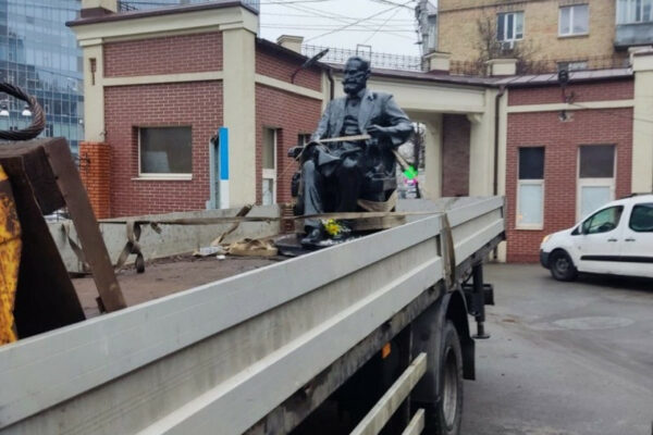 u centri kiyeva demontuvali pamyatnik laureatu nobelivskod197 premid197 v galuzi fiziologid197 ivanu pavlovu 679c27d4ab65b У центрі Києва демонтували пам'ятник лауреату Нобелівської премії в галузі фізіології Івану Павлову