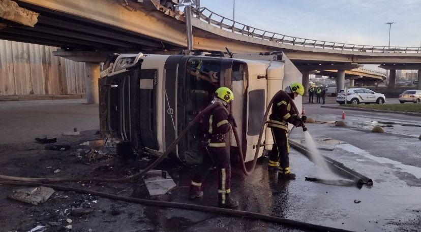 u kiyevi deblokuvali vodiya furi shho vpala z mostu foto 67773748ca18c У Києві деблокували водія фури, що впала з мосту — фото