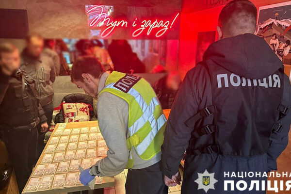 u kiyevi kerivnik kp zaprosiv 40 tisyach za dozvil znyati reklamu na kontraktovij a teper mozhe potrapiti za d291rati na 10 rokiv 6789b9ace6f1b У Києві керівник КП запросив 40 тисяч за дозвіл зняти рекламу на Контрактовій, а тепер може потрапити за ґрати на 10 років