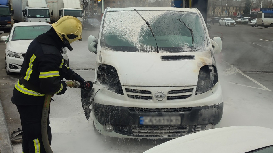 u kiyevi na azs spalaxnuv avtomobil foto 67807b2b3c058 У Києві на АЗС спалахнув автомобіль, фото