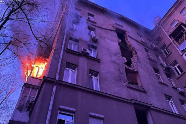 u kiyevi na pechersku gorit budinok pislya padinnya ulamkiv zbitogo shaxeda foto naslidkiv vorozhod197 ataki 67773947a6173 У Києві на Печерську горить будинок після падіння уламків збитого шахеда — фото наслідків ворожої атаки