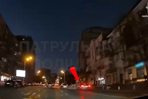 u kiyevi pokarali vodiya bmw yakij prod197xavsya smugoyu dlya marshrutnix transportnix zasobiv video 6792eba6bf726 У Києві покарали водія BMW, який проїхався смугою для маршрутних транспортних засобів — відео