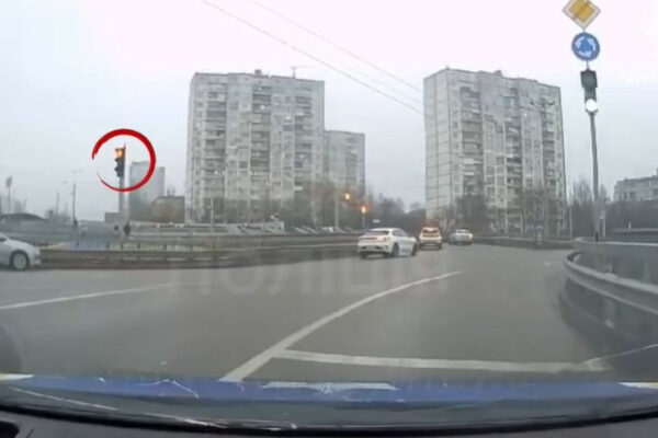 u kiyevi pokarali vodiya yakij proignoruvav chervonij signal svitlofora video 67773367004c1 У Києві покарали водія, який проігнорував червоний сигнал світлофора — відео