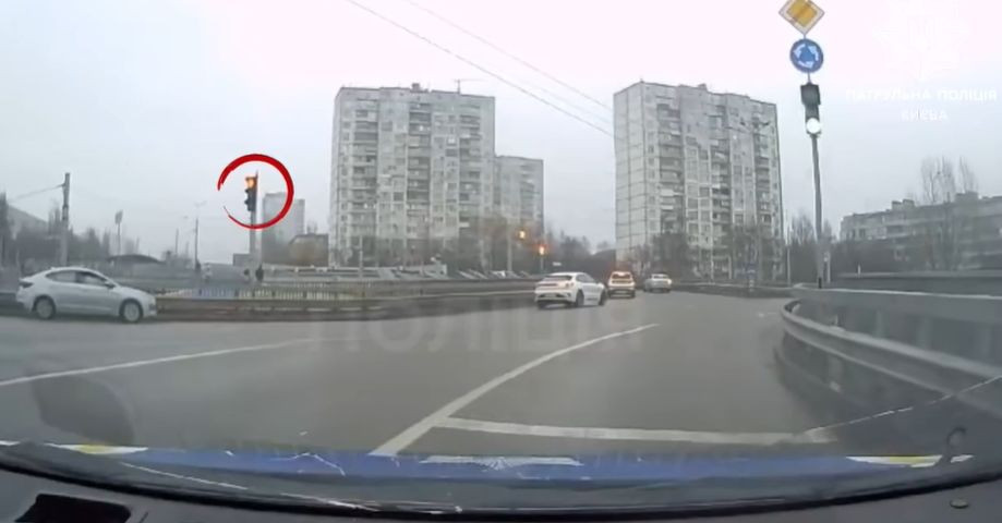 u kiyevi pokarali vodiya yakij proignoruvav chervonij signal svitlofora video 67773367004c1 У Києві покарали водія, який проігнорував червоний сигнал світлофора — відео