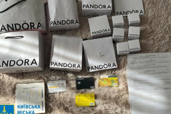 u kiyevi povidomili pidozru ajtishnikam yaki oformili sobi znizhku na prikrasi pandora 6792ea693a40c У Києві повідомили підозру айтішнікам, які «оформили» собі знижку на прикраси Pandora