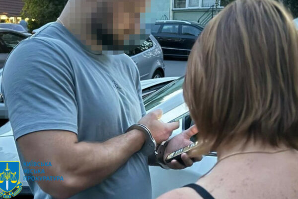 u kiyevi suditimut privatnogo vikonavcya za nezakonne znyattya areshtu z kvartiri 8 richnod197 divchinki 6792ec20974e2 У Києві судитимуть приватного виконавця за незаконне зняття арешту з квартири 8-річної дівчинки
