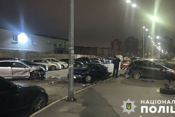 u kiyevi vodij protaraniv sim priparkovanix avtomobiliv pid chas komendantskod197 godini 679c23c478231 У Києві водій протаранив сім припаркованих автомобілів під час комендантської години