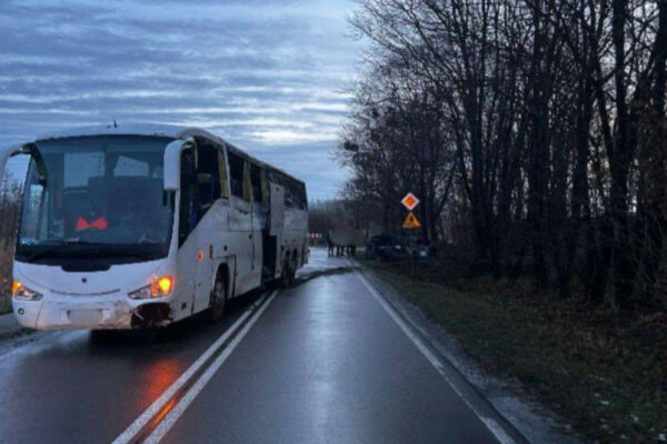 У Польщі рейсовий автобус з’їхав з дороги і зіткнувся з легковим автомобілем u polshhi rejsovij avtobus zd197xav z dorogi i zitknuvsya z legkovim avtomobilem 67807a75884d8 У Польщі рейсовий автобус з'їхав з дороги і зіткнувся з легковим автомобілем